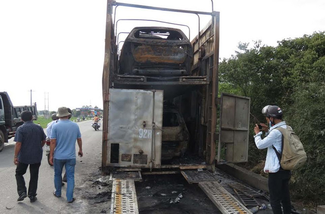 Xe đầu kéo chở ôtô bốc cháy, 3 xế hộp đời mới bị thiêu rụi ảnh 1