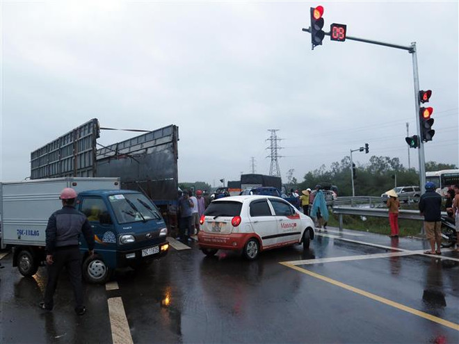 Quảng Ngãi: Xe container húc xe tải gây ách tắc giao thông nhiều giờ ảnh 1