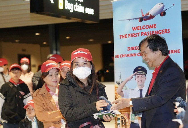 Lãnh đạo Vietjet chào đón hành khách của chuyến bay kết nối TP.HCM với Melbourne - một trong những đường bay quốc tế mới được Vietjet khai trương trong quý 1 năm 2023. (Ảnh: NQ) Tiên phong mở đường bay quốc tế, Vietjet bắt đầu có lãi trong quý 1 ảnh 1