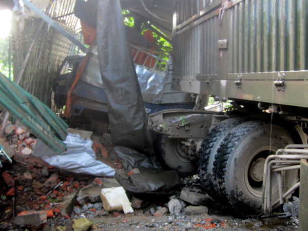 Xe tải lấn đường đâm vào xe 4 chỗ làm 3 người thương vong ảnh 1