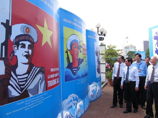 Triển lãm tranh cổ động "Hướng về biển đảo" tại Đà Nẵng ảnh 1