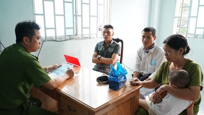 Bình Dương: Hai người dân nhặt được 360 triệu đồng trả lại người mất ảnh 2