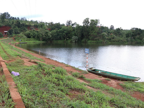 Nghệ An : Một học sinh bị đuối nước khi chụp ảnh bên bờ đập ảnh 1