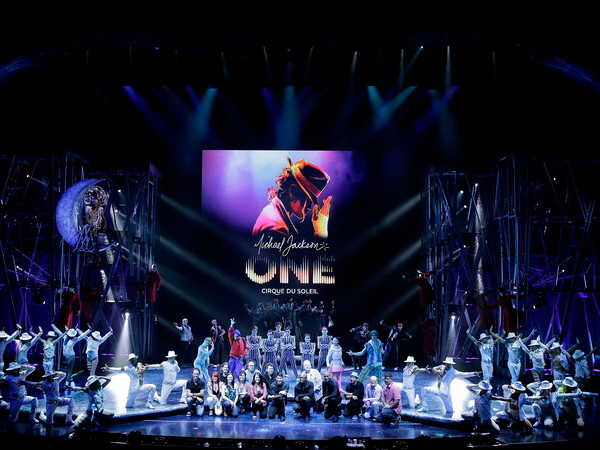 (Nguồn: huffingtonpost.com) 'Vua nhạc Pop' Michael Jackson vẫn kiếm bộn tiền sau khi qua đời ảnh 1