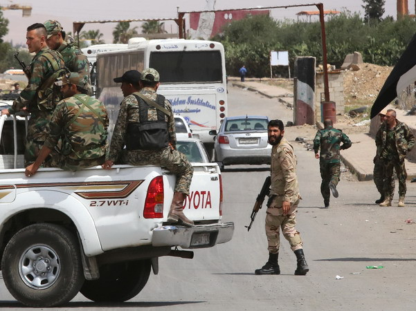 Binh sỹ Syria tuần tra tại ngoại ô thủ đô Damascus ngày 9/4. (Nguồn: AFP/TTXVN) Chuyên gia cảnh báo về Chiến tranh Lạnh giữa nhiều cường quốc ảnh 1