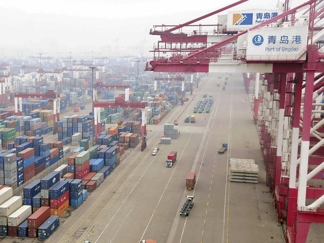 Vận chuyển container tại cảng ở Thanh Đảo, Sơn Đông, Trung Quốc. (Nguồn: Reuters) Trung Quốc-Nhật Bản nối lại đàm phán kinh tế sau 8 năm gián đoạn ảnh 1