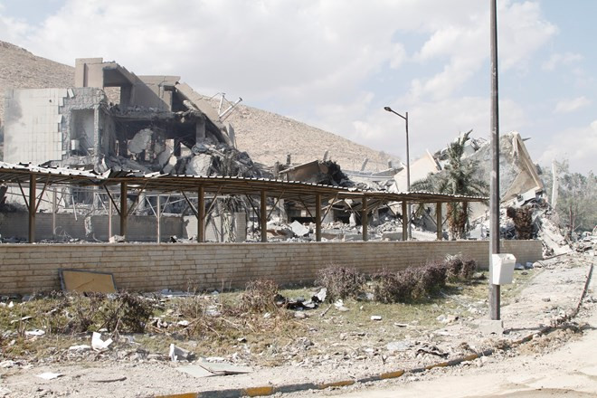 Trung tâm nghiên cứu khoa học Syria bị phá hủy sau vụ tấn công của Mỹ, Anh, Pháp. (Nguồn: THX/TTXVN) Các ngoại trưởng EU tìm cách thu hẹp bất đồng về cuộc tấn công Syria ảnh 1