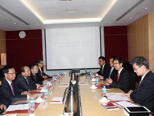 Phó Thủ tướng gặp gỡ nhiều lãnh đạo Bộ, ngành của Singapore ảnh 1