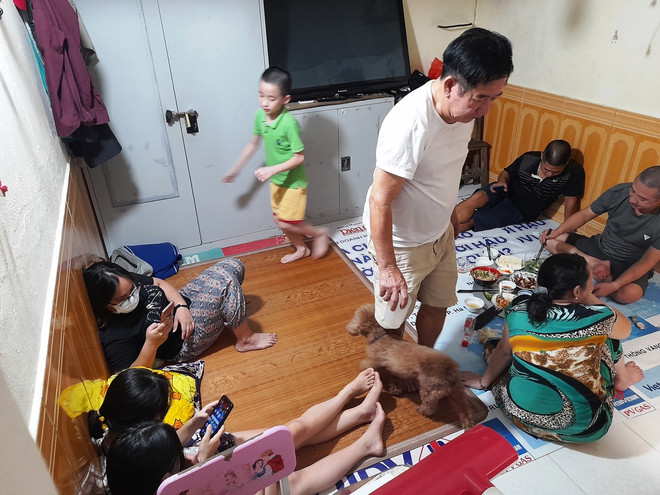 Căn hộ của ông Vũ Bá Bình rộng 10m2 nhưng đang là nơi sinh sống của 9 người. (Ảnh: Hùng Võ/Vietnam+) Cải tạo chung cư cũ: Việc cấp thiết, cần Nhà nước sắm vai ‘trọng tài' ảnh 2