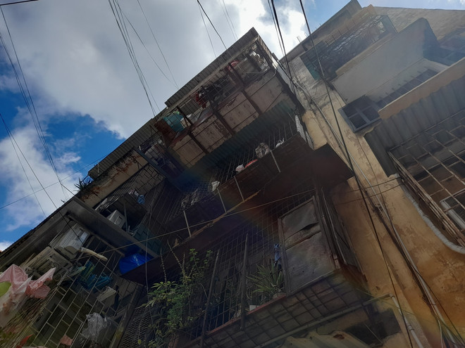 Nhiều căn hộ cơi nới thêm diện tích ra ngoài khiến khu nhà càng trở nên xấu xí, nguy hiểm. (Ảnh: Hùng Võ/Vietnam+) Cải tạo chung cư cũ: Việc cấp thiết, cần Nhà nước sắm vai ‘trọng tài' ảnh 1