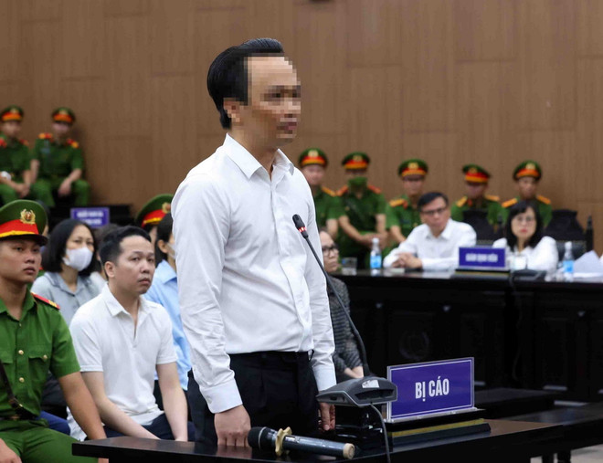 Bị cáo Trịnh Văn Quyết (cựu Chủ tịch Hội đồng quản trị Công ty Cổ phần Tập đoàn FLC-Tập đoàn FLC, Chủ tịch Công ty Cổ phần Hàng không Tre Việt) khai báo trước toà. (Ảnh: Phạm Kiên/TTXVN) TTXVN_2207Trinhvanquyet2.jpg