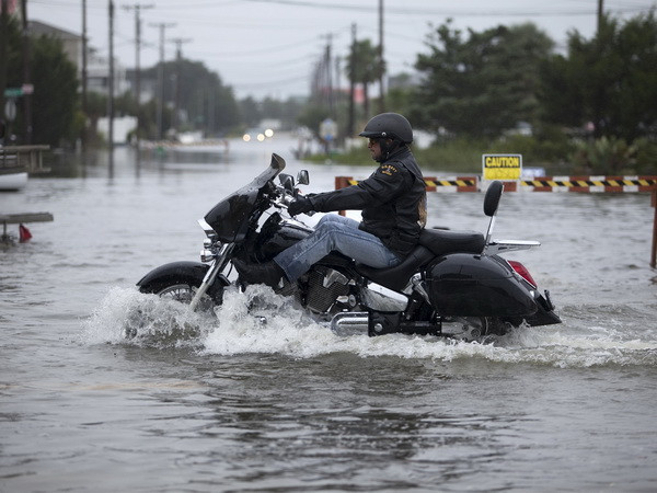 Các địa phương tại Mỹ và Pháp khắc phục hậu quả mưa lũ tồi tệ ảnh 1