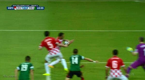 Cầu thủ chạy nhanh nhất World Cup thô thiển chơi bóng bằng tay ảnh 1