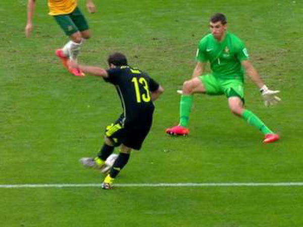 Torres và Mata thi nhau “xỏ lỗ kim” thủ môn của Australia ảnh 1