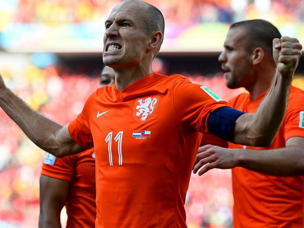 Pha bứt tốc độ kinh hoàng từ quá nửa sân của Arjen Robben ảnh 1