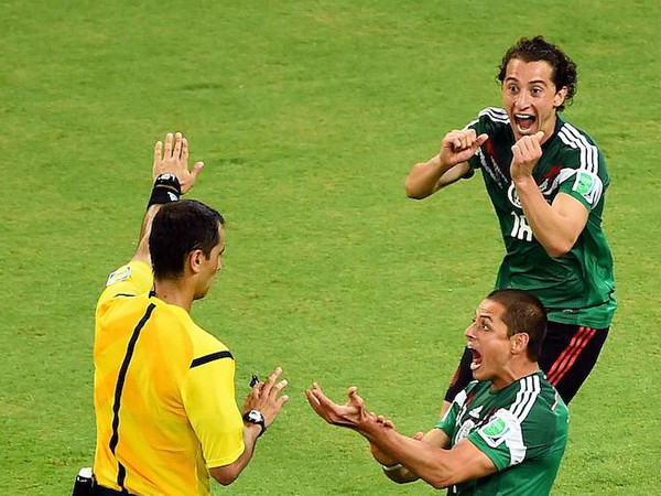 Cầu thủ chạy nhanh nhất World Cup thô thiển chơi bóng bằng tay ảnh 2