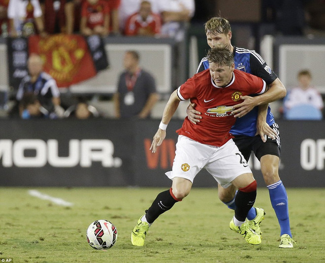 HLV Louis van Gaal công khai chê Bastian Schweinsteiger chơi tệ ảnh 1