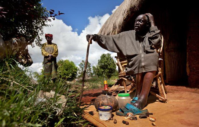 Pháp sư Kenya dự đoán về chuyến thăm quê nhà của ông Obama ảnh 1