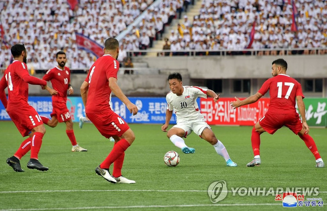 Đội tuyển Triều Tiên gặp Lebanon trong trận đấu vòng loại World Cup 2022. (Nguồn: Yonhaps) Vòng loại World Cup 2022: Tuyển Việt Nam sẽ ra sao khi Triều Tiên rút? ảnh 1