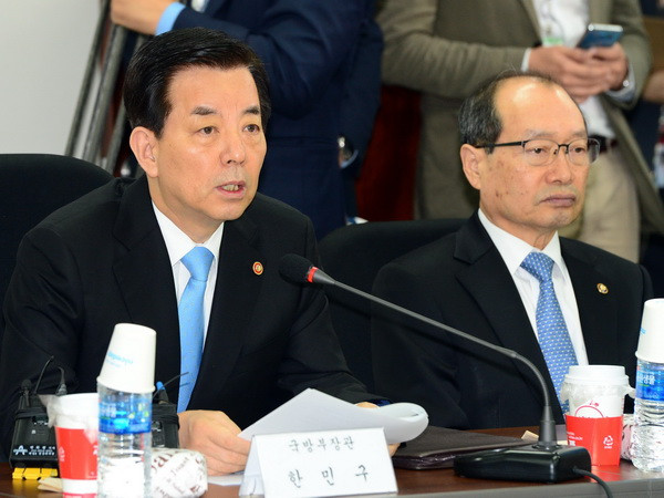 Bộ trưởng Quốc phòng Hàn Quốc Han Min-koo (trái). (Nguồn: EPA/TTXVN) Đảng đối lập Hàn Quốc sẽ kiến nghị phế truất Bộ trưởng Quốc phòng ảnh 1