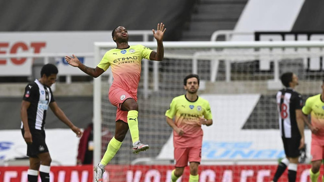 Sterling ghi bàn đưa Man City vào bán kết. (Nguồn: AP) Bán kết FA Cup: Chelsea đối đầu M.U, Arsenal chạm trán Man City ảnh 1