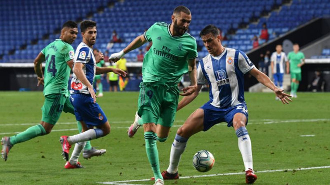 Benzema giật gót kiến tạo cho đồng đội ghi bàn. (Nguồn: AFP) Benzema tái hiện pha giật gót kinh điển của Guti cách đây 10 năm ảnh 1