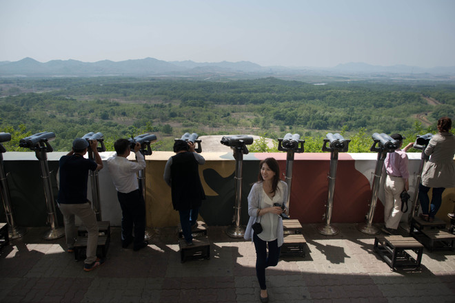 Triều Tiên cho 2 công dân Hàn Quốc bị bắt giữ được hồi hương ảnh 1