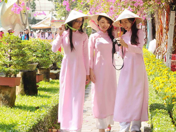 Tôn vinh các giá trị văn hóa truyền thống của tà áo dài Việt Nam ảnh 1