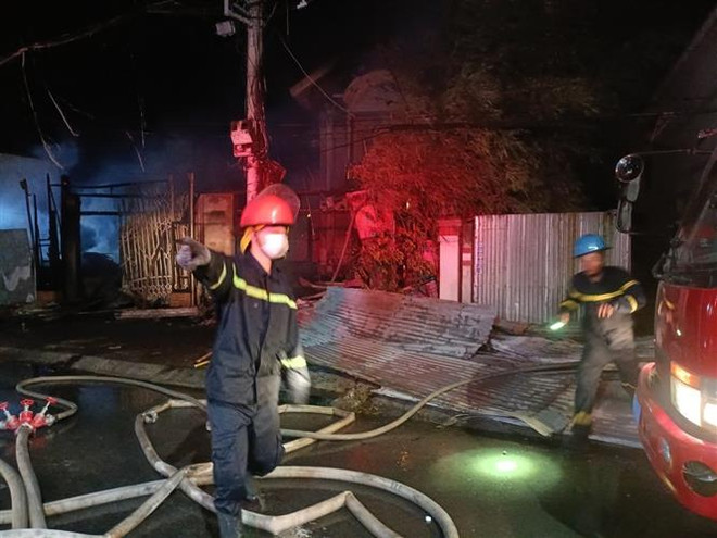 TP.HCM: Cháy lớn tại cơ sở làm mây tre, hai người may mắn thoát nạn ảnh 1