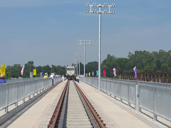 Đường sắt chuyển tuyến sang khai thác trên cầu Sông Bồ mới ảnh 1