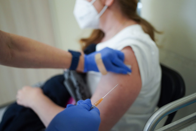 Nhân viên y tế tiêm vaccine phòng COVID-19 cho người dân tại Warsaw, Ba Lan, ngày 20/3/2021. (Nguồn: PAP/TTXVN) Đức và Séc áp dụng quy định chặt chẽ với người nhập cảnh từ Ba Lan ảnh 1