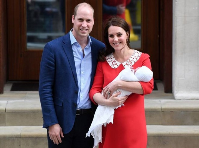 Hoàng tử William và Công nương Kate cùng con trai mới sinh xuất hiện tại cổng khoa sản Lindo Wing của bệnh viện St. Mary’s. Đây cũng là nơi công nương sinh hạ sinh hai con đầu là Hoàng tử George và Công chúa Charlotte. Sự kiện quốc tế 23-29/4: Bước chân lịch sử của ông Kim Jong-un ảnh 5