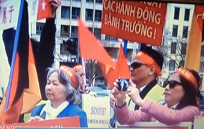 Truyền thông Đức đưa tin người Việt biểu tình phản đối Trung Quốc ảnh 2