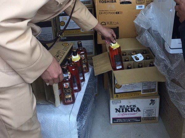 An Giang: Bắt vụ vận chuyển lớn dầu ăn, rượu ngoại không rõ xuất xứ ảnh 1