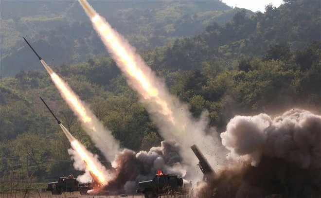 Các vật thể bay rời khỏi bệ phóng rocket trong cuộc diễn tập của các đơn vị phòng vệ Quân đội Nhân dân Triều Tiên ở phía Tây nước này, ngày 9/5/2019. (Ảnh: AFP/TTXVN) Mỹ coi vụ phóng tên lửa mới của Triều Tiên là 'rất bình thường' ảnh 1