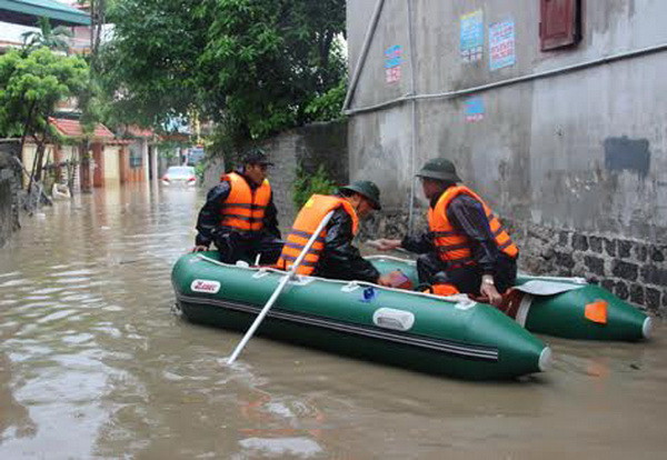 Huy động lính thủy đánh bộ ứng cứu người dân bị ngập ở Uông Bí ảnh 2