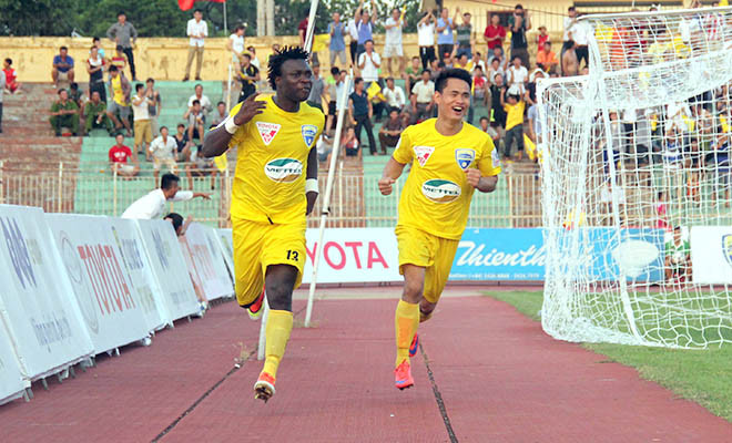 Nhọc nhằn vượt qua SLNA, FLC Thanh Hóa tiếp tục bám đuổi Bình Dương ảnh 1