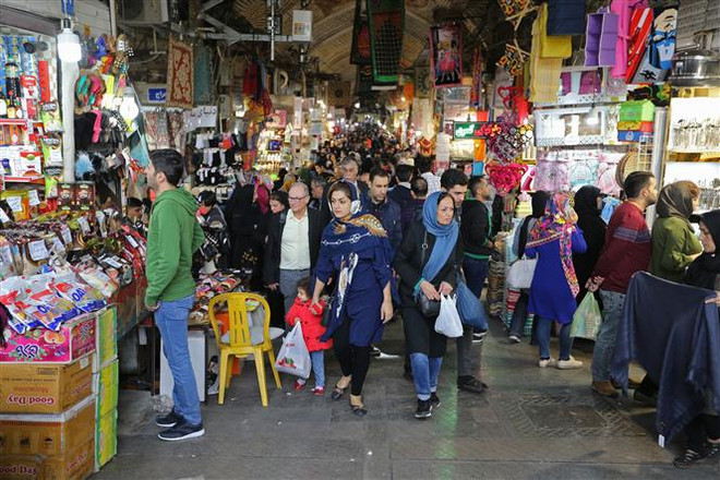 Người dân Iran mua sắm hang hóa tại thủ đô Tehran ngày 3/11/2018. (Ảnh: AFP/TTXVN) Iran: Cơ chế trao đổi thương mại mới của châu Âu là 'bước đầu tiên' ảnh 1