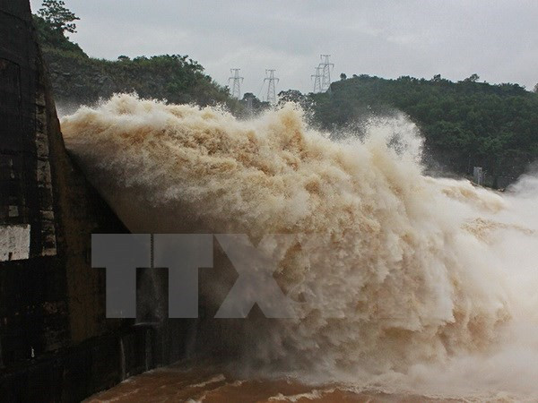 Thủy điện Sông Tranh 2 xả nước qua tràn để tạo dung tích đón lũ ảnh 1