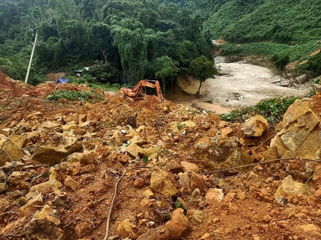 Đất đá vùi lấp tại khu vực thủy điện Rào Trăng 3. (Ảnh: TTXVN phát) Vụ Thủy điện Rào Trăng 3: Tìm thấy tất cả 13 thi thể của Đoàn công tác ảnh 1
