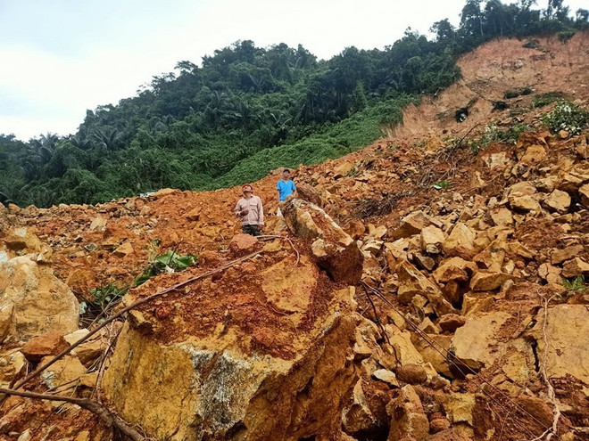 Đất đá vùi lấp tại khu vực thủy điện Rào Trăng 3. (Ảnh: TTXVN phát) Vụ Thủy điện Rào Trăng 3: Tìm thấy thêm 2 thi thể của Đoàn công tác ảnh 1