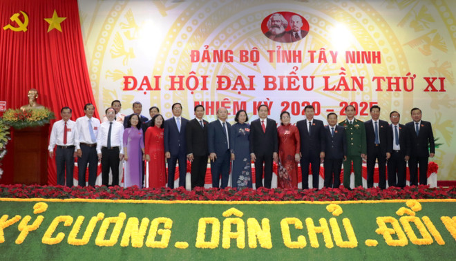 Đồng chí Trần Thanh Mẫn, Bí thư Trung ương Đảng, Chủ tịch Ủy ban Trung ương Mặt trận Tổ quốc Việt Nam chụp ảnh lưu niệm với các đại biểu dự Đại hội. (Ảnh: Lê Đức Hoảnh/TTXVN) Khai mạc Đại hội đại biểu Đảng bộ tỉnh Tây Ninh lần thứ XI ảnh 1