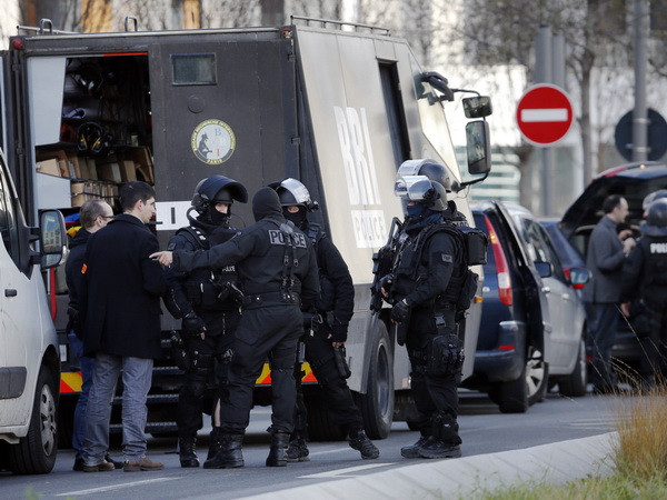 Pháp: Đối tượng bắt cóc con tin đã đầu hàng cảnh sát ảnh 1
