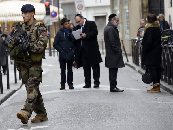 Lại xảy ra một vụ bắt con tin ở ngoại ô thủ đô Paris của Pháp ảnh 1