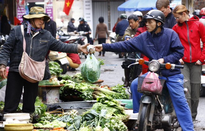 Làm gì để nông dân ngừng chia rau thành loại để bán và để ăn? ảnh 1