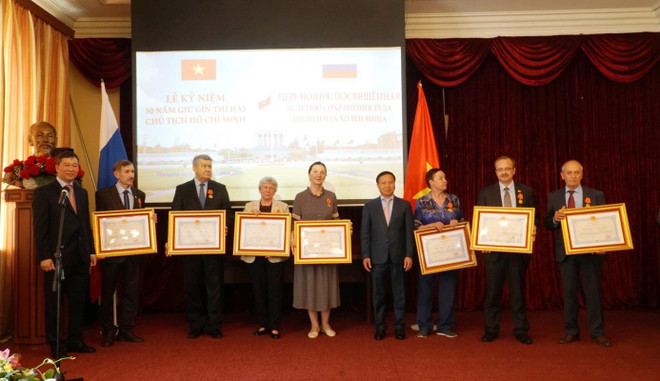 Trao tặng huân chương cho các chuyên gia Nga trong 50 năm thực hiện giữ gìn và bảo vệ tuyệt đối an toàn thi hài Chủ tịch Hồ Chí Minh. (Ảnh: Tâm Hằng/TTXVN) Vinh danh các chuyên gia Nga gìn giữ thi hài Chủ tịch Hồ Chí Minh ảnh 1