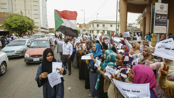 Người lao động Sudan đình công. (Nguồn: AFP) Hàng nghìn người đình công kêu gọi lập chính quyền dân sự tại Sudan ảnh 1
