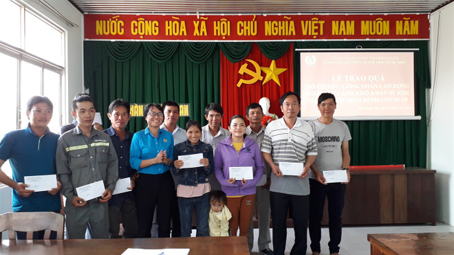 Phó Chủ tịch Liên đoàn Lao động huyện Hàm Thuận Nam, Trang Thị Thu Nhi trao quà cho đoàn viên. (Nguồn: congdoanbinhthuan.org.vn) Bình Thuận: Hỗ trợ đoàn viên, người lao động bị ảnh hưởng COVID-19 ảnh 1