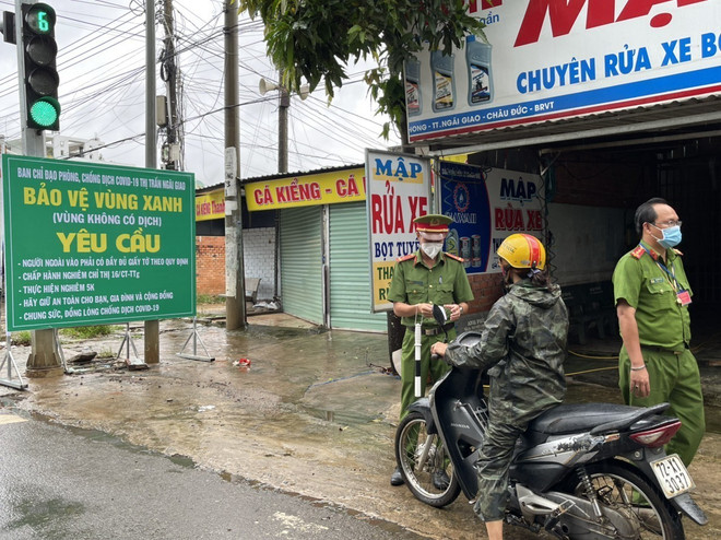 Lực lượng công an Bà Rịa-Vũng Tàu kiểm tra giấy đi đường của người dân tại một chốt "vùng xanh" ở huyện Châu Đức. (Ảnh: Hoàng Nhị/TTXVN) Bà Rịa-Vũng Tàu, Cần Thơ: Thống nhất quy định về đi lại của người dân ảnh 1