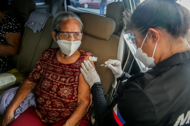 Nhân viên y tế tiêm vaccine phòng COVID-19 cho người dân tại Manila, Philippines, ngày 29/8/2021. (Ảnh: THX/TTXVN) Châu Á là khu vực dẫn đầu số ca mắc COVID-19 trên thế giới ảnh 1